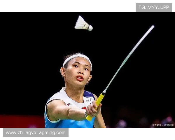 羽毛球女性杀球